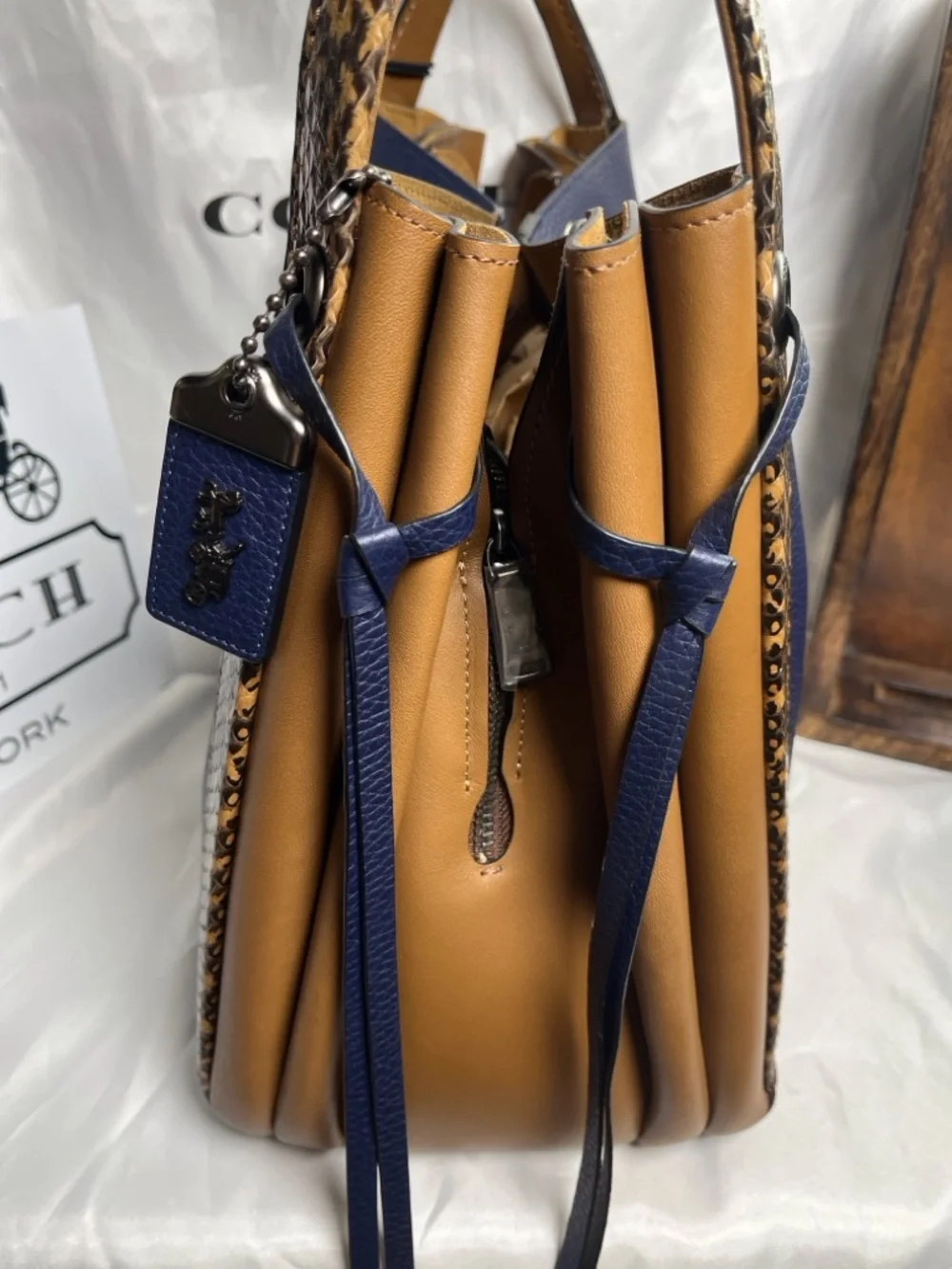 Coach 1941 Harmony Hobo - Picture 5 of 12